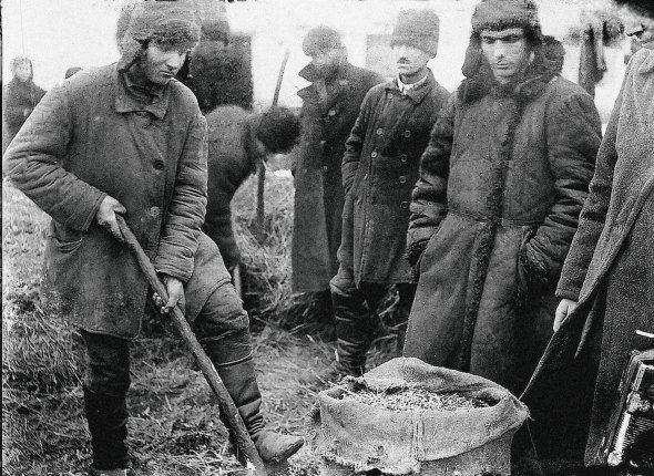 Активісти шукають хліб у дворі українського селянина в одному із сіл Гришинського району Донецької області. 1930 роки