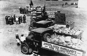 Вантажівки вивозять зерно з колгоспу ”Червоний степ”  у Київській області 1932-го