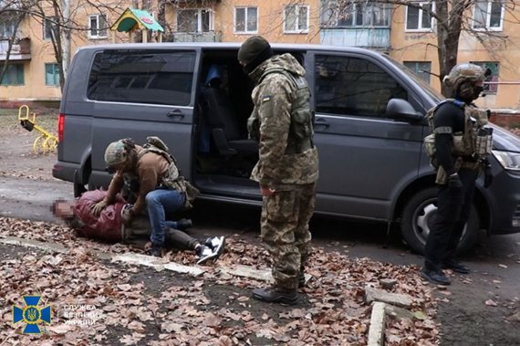 СБУ задержала российского информатора, который для разведки позиций ВСУ в Краматорске использовал оптические прицелы