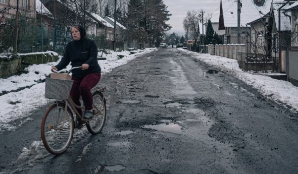 Велосипедистка в городе Вышково, недалеко от румынской границы 