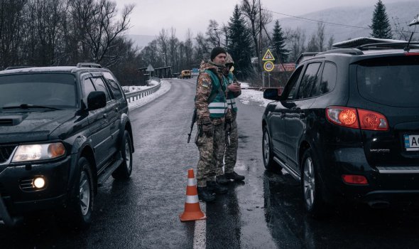 Українські прикордонники на пункті пропуску біля кордону з Румунією у Велятино