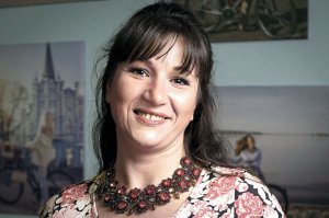 Юлія КИКОТЬ, 44 роки, бухгалтерка. Народилася 19 січня 1979-го в Києві. Згодом із родиною переїхала до Черкас. 2001 року закінчила Черкаський державний технологічний університет за спеціальністю ”Бухгалтерський облік і аудит”. Відтоді працює головним бухгалтером на приватному підприємстві ”Діагностика-центр”. Захоплюється створенням і відновленням точних копій стародавніх українських традиційних намист, реставрує давні намиста для музеїв. Заміжня. Чоловік Костянтин – військовий. Мають сина, 21-річного Владислава, та доньку Злату, 12 років. Колекціонує старовинний одяг. Улюблені автори – брати Капранови й Макс Кідрук. Любить слухати класику, яку виконує на скрипці її донька. Смакує торт ”Наполеон”. Живе в Черкасах