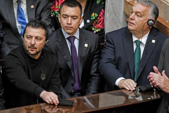 Президент Украины Владимир Зеленский встретился с премьером Венгрии Виктором Орбаном в Буэнос-Айресе 10 декабря на инаугурации президента Аргентины Хавьера Милея