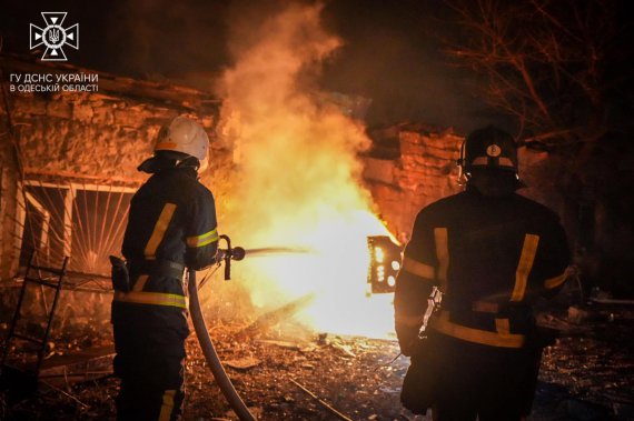 Пожарные тушат огонь после атаки российских террористов