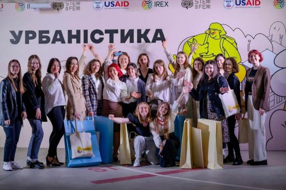 Команда проекта STEM is FEM создает образовательные активности и информационные кампании, чтобы украинские девушки узнавали больше о STEM-профессиях