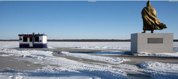 Статуя китайского императорского генерала у города Хейхэ, на китайской стороне реки Амур, на границе с Россией 