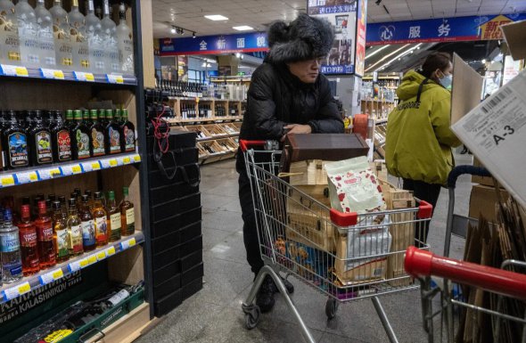 Китайський покупець чекає, щоб купити товари в торговому центрі, що спеціалізується на російських продуктах 