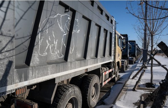 Грузовики китайского производства в Хейхе для отправки в Россию 