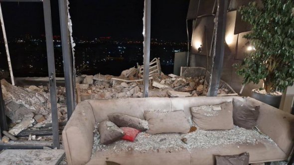Последствия попадания безпилотника по многоэтажке в Соломянском районе