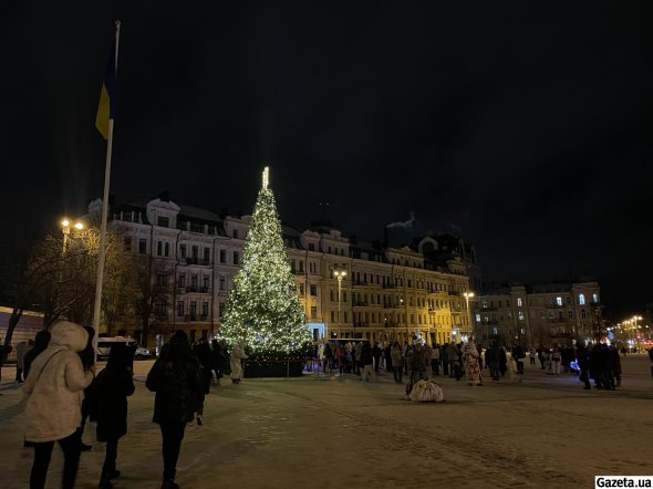 Головну ялинку країни, традиційно, встановили на Софійській площі. Створили локацію за кошти меценатів