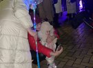 Подивтися на ялинку приходять з дітьми й рідними. Обовʼязково - фотографуються біля новорічного дерева