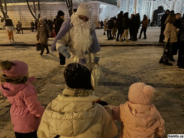 Подивтися на ялинку приходять з дітьми й рідними. Обовʼязково - фотографуються біля новорічного дерева
