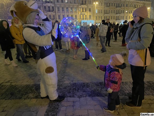 Новорічне дерево прикрашають іграшки у формі блакитних та жовтих сердець