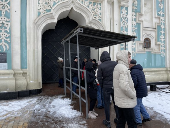 Не всім вдалося потрапити на службу в Софію Київську, адже прийшло дуже багато людей