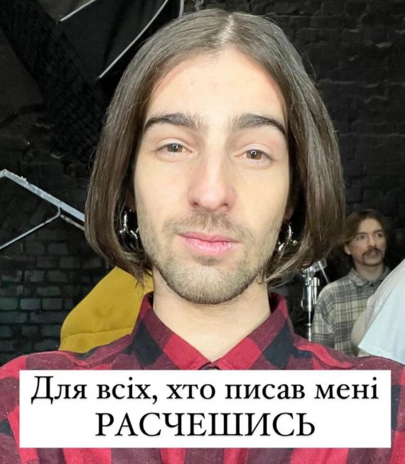 Володимир Дантес з прямим волоссям