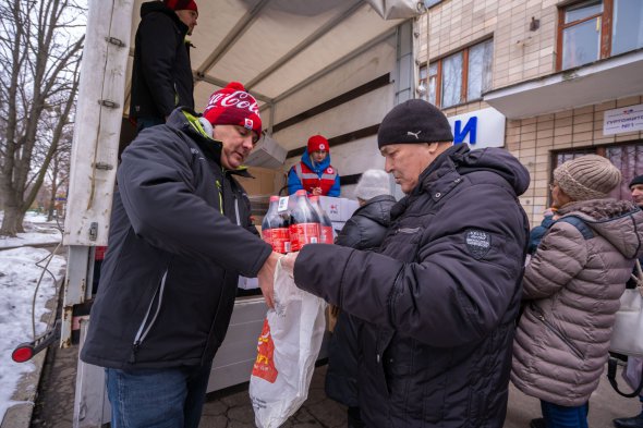 Coca-Cola подарує мільйон пляшок напою родинам, які опинились у складних життєвих обставинах: внутрішнім переселенцям, самотнім батькам, багатодітним сім’ям, особам з інвалідністю 