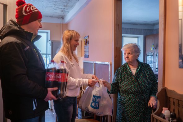 Coca-Cola подарує мільйон пляшок напою родинам, які опинились у складних життєвих обставинах