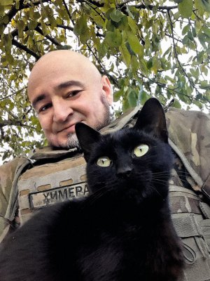 Артем ПОЛЕЖАКА, 48 років, поет, військовий. Народився 29 вересня 1975-го в Харкові. Батьки працювали на заводі імені В’ячеслава Малишева. Навчався на архітектора в Харківському інституті інженерів комунального будівництва. Наприкінці 2000-х почав виступати з власними віршами. Писав пісні для гуртів Kozak System, TaRuta, ”Телері”, ”Бумбокс”, ТНМК та Ореста Лютого. Автор тексту для мультфільму ”Історія України за 5 хвилин”. З 2014-го виступав перед українськими воїнами в зоні Антитерористичної операції. 1 квітня 2022 року склав присягу і вступив до лав 5-ї окремої Слобожанської бригади Національної гвардії. Спершу захищав Україну як кулеметник, нині – аеророзвідник. Видав три поетичні збірки у видавництві ”Люта Справа”. Володар премії ”Кевларовий ліфон” для найсексуальнішого митця України, що перебуває на фронті. Неодружений. Любить жінок, тушонку й міцну каву. Улюблений поет – Микола Вінграновський. Хобі – водити козу по генделиках і дегустувати різні сорти пива. Слухає France Gall та ”Пиріг і Батіг”