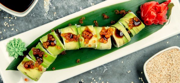 Класичне поєднання свіжих огірків та солоної риби — легка смачна закуска