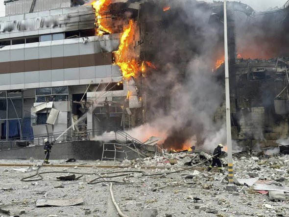 Пожарные тушат пожар после удара в Киеве 