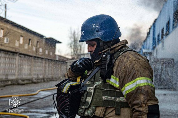 Рятувальники ліквідовують наслідки російської атаки