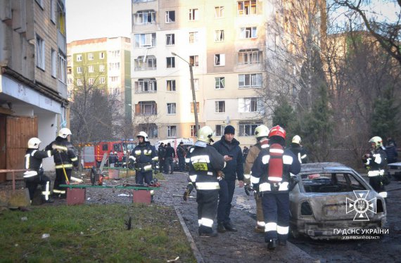 Рятувальники працюють на місці обстрілу у Львові