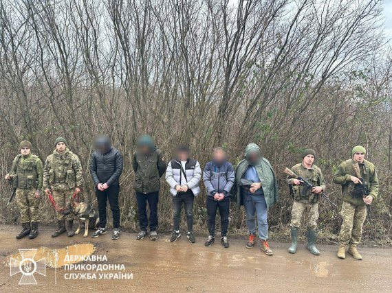 Прикордонники затримали одразу кілька груп чоловіків, які намагалися незаконно перетнути українсько-словацький кордон