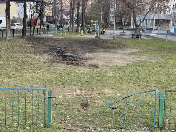 Уламки російських ракет падали і на дитячих майданчиках у Києві