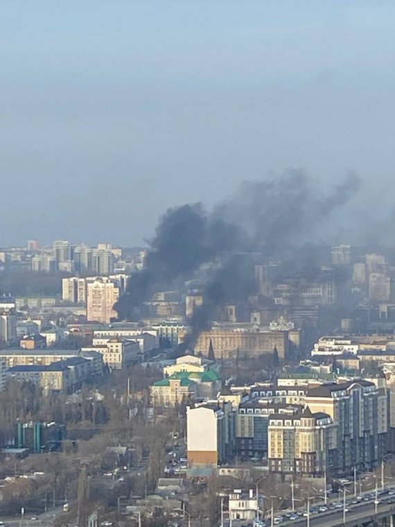 В Белгороде раздавались взрывы, после ударов российской ПВО в центре города упали обломки, сообщили СМИ