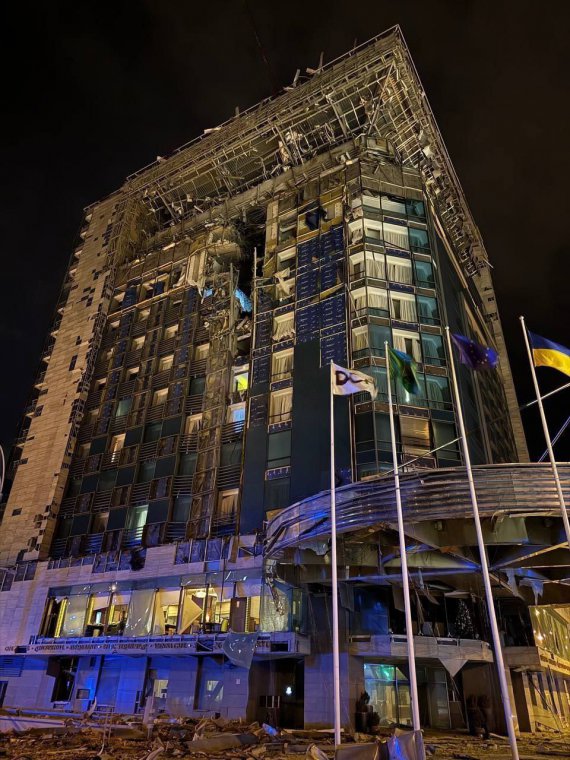 Росіяни вдарили по готелю «Харків Палас», у якому зупиняються багато іноземних журналістів