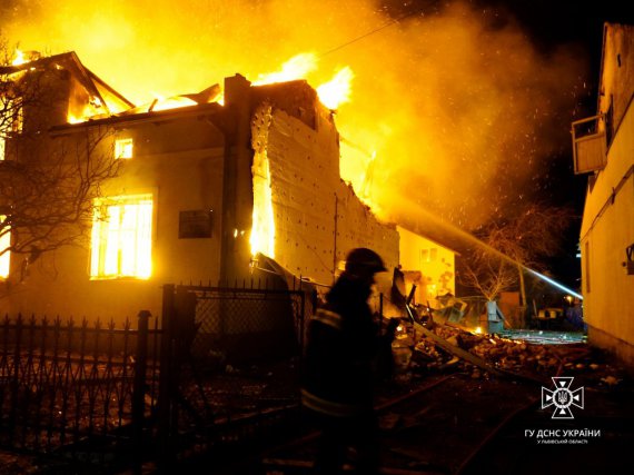 В результате падения обломков беспилотников произошло разрушение и возгорание зданий