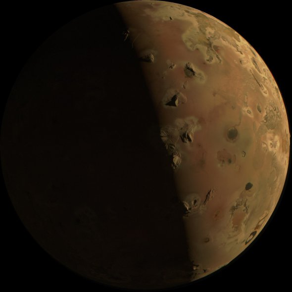 NASA показало 10-километровые горы на уникальном фото вулканического спутника Юпитера Ио