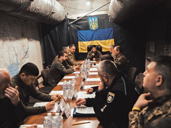 Під час частих поїздок у зону бойових дій Зеленський зустрічався з чиновниками та військовими у підземних командних пунктах, подібних до цього 