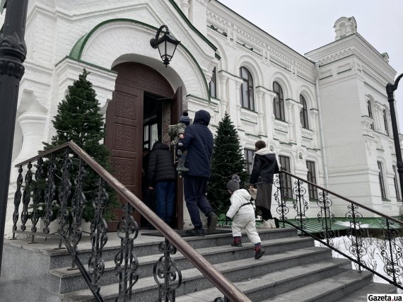 25 декабря Украина впервые официально отмечала Рождество. Но представители и верующие РПЦ отказались праздновать в этот день