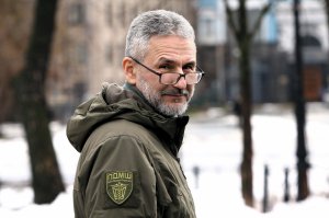 Геннадій ДРУЗЕНКО, 51 рік, правник та доброволець. Народився 28 квітня 1972-го в Києві. Батько – інженер, мати – економістка. Закінчив Київський національний університет імені Тараса Шевченка. Ступінь магістра права здобув у шотландському університеті Абердина. Був секретарем-референтом Патріарха Київського і всієї Руси-України Володимира Романюка. У 2009–2010 роках у Міжнародному центрі Вудро Вільсона у Вашингтоні досліджував роль суддів у творенні політики. Працював у німецькому Інституті міжнародного порівняльного права Макса Планка. Очолював Центр європейського та порівняльного права Міністерства юстиції України. Співзасновник і керівник Першого добровольчого мобільного шпиталю імені Миколи Пирогова. Очолює Центр конституційного моделювання, що має на меті створити майданчик для обговорення нової Конституції України. У шлюбі. Дружина Світлана – фельдшер. Виховують доньку Таїсу й сина Максима. Тричі пройшов різними маршрутами шлях Святого Якова – Camino de Santiago. Живе в Києві