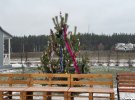 Жители городка украсили новогоднюю елку