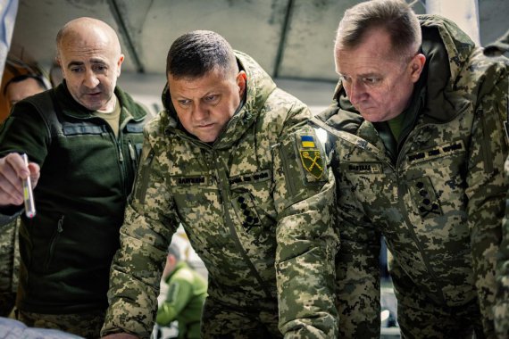 Главнокомандующий Вооруженными силами Украины Валерий Залужный вместе с начальником Генерального штаба Сергеем Шапталой посетили зону ответственности оперативно-стратегических группировок войск "Таврия" и "Одесса"