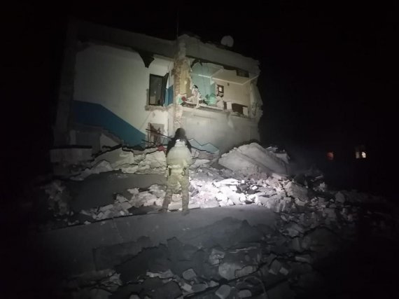 Последствия российского ракетного удара по многоквартирному дому в поселке Нью-Йорк в Донецкой области