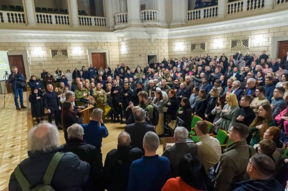Петро Порошенко провів зустріч у Львівському національному університеті імені Івана Франка. Прийшли студенти, професори, підприємці, освітяни, волонтери і ветерани
