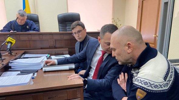 Бизнесмен Игорь Мазепа (справа) с адвокатами в Печерском районном суде города Киева, 19 января