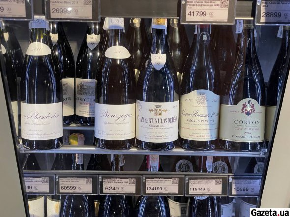 В елітному магазині продають дорогі вина, але на полицях можна знайти дешевші позиції