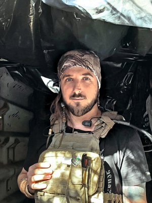 Максим ”Далі” КРИВЦОВ, 33 роки, поет і військовий. Народився 22 січня 1990-го в Рівному. Батько – продавець преси, мати – бібліотекарка у школі. Закінчив місцевий технікум технологій і дизайну за спеціальністю ”Виробництво нетканих текстильних матеріалів”. Вивчав проєктування взуття та шкіряних виробів у Київському університеті технологій і дизайну. Учасник Революції гідності. 2014-го вступив до лав п’ятого батальйону Добровольчого українського корпусу, за рік підписав контракт із Бригадою легкої піхоти Національної гвардії. Воював у Пісках і під Авдіївкою на Донеччині. Позивний – ”Далі”. Після демобілізації працював інструктором і фотографом у дитячому таборі ”Строкаті єноти” поблизу села Уніж на Івано-Франківщині, згодом – контент-менеджером у Центрі реадаптації та реабілітації ветеранів війни на Донбасі ”Ярміз” і копірайтером у Veteran Hub. З початком повномасштабного вторгнення Росії повернувся до армії та став на захист України. Писати вірші почав підлітком. Друкувався у збірках із творами інших авторів – ”Книга Love 2.0. Любов і війна”, ”Там, де вдома: 112 віршів про любов та війну”, ”Колискова 21-го століття Vol. 1: що тебе заколисує?” Пісні на вірші Максима виконує український музичний гурт ”Юркеш” – ”Панівна висота”, ”Він у ЗСУ, вона в ТрО”, ”Жовтий скотч”. Його пісня ”Легенда про жовтий скотч” звучить у фільмі ”Наші котики”. 2023-го вийшла перша та єдина опублікована за життя збірка ”Вірші з бійниці”. Вона визнана однією з найкращих книжок української поезії за 2023-й, за версією українського ПЕН. Має незавершений роман. Хобі – поезія, фотографія, куховарство. Смакували свіжоспечений хліб, трав’яний чай і кава. Вегетаріанець. Улюблені книжки: ”Собор Паризької Богоматері” Віктора Гюго, ”Джерело” Айн Ренд, ”Деміан” Германа Гессе. Розлучений. Жив у Хотові під Києвом. Загинув на фронті 7 січня 2024 року. Похований у Рівному