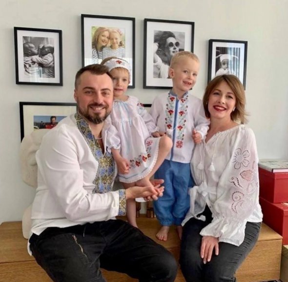 Олена Кравець з чоловіком і дітьми