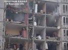 Обвалення фасадної стіни багатоповерхівки у Харкові після обстрілу