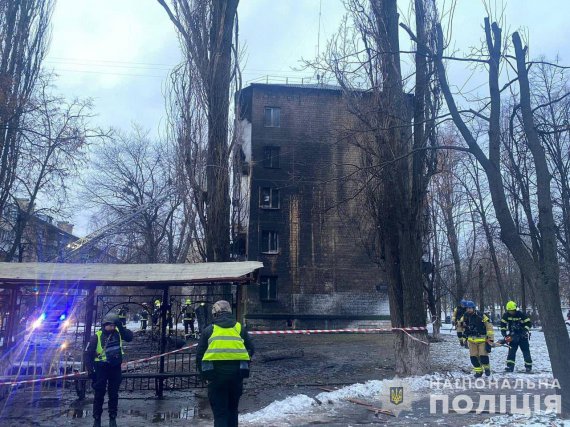 Внаслідок ракетної атаки пошкоджені кілька будівель у різних районах Києва. Попередньо, 18 людей постраждали