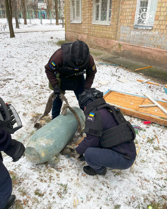 Государственная служба чрезвычайных ситуаций показала фото российских ракет, которыми враг атаковал Киев