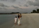 Пренткович з дітьми на Мальдівах у такій же сукні як на першому фото 