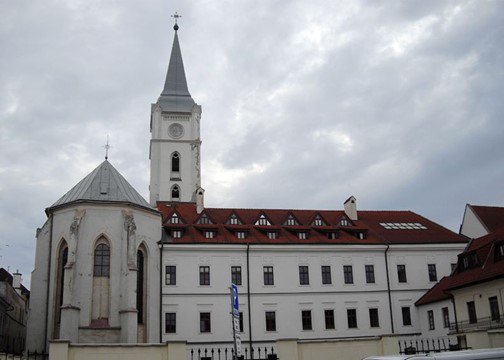 На фасаді церкви святого Антонія Падуанського є численні архітектурні скульптури, а всередині простір наповнений духовністю
