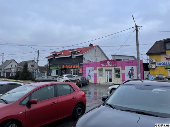 Частина селища, де живуть корінні мешканці, майже не відрізняється від більшості українських населених пунктів. Однак тут розвинена інфраструктура, багато магазинів і ресторанів