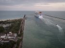 В Соединенных Штатах Америки из порта в Майами штата Флорида отправился в первый рейс самый большой в мире круизный лайнер Icon of the Seas